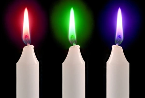 Drucke von Kerzenflammen als konzeptionelles Bild aus drei farblich unterschiedlichen Kerzenflämen, die die Farben Rot, Grün und Blau darstellen. Diese Farben werden kombiniert um andere Farben zu erzeugen Bilder Datiert 2004 Februar: Wachstum von Kerzenflammen
