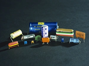 Drucke von Elektrische Kapazitäten. Eine Auswahl von verschiedenen Größen und Formen der Elektronikkomponente mit unterschiedlichen Werten Bilder Datiert 2005 März: Capacitors