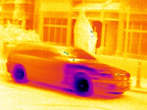 Drucke von Der Wagen. Das Thermogramm eines im Straßen parkierten Fahrzeugs zeigt Variationen in der Temperatur Bilder Datiert 2005 Februar: Kfz-Thermogram
