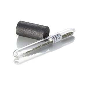 Drucke von Kohlenstoff. Beim Kohlensammlen handelt es sich um zwei verschiedene Formen eines Kohlenstoffs: eine Graphit-Röhre und industrielle Diamanten Bilder Datiert 2012 Januar: Carbon