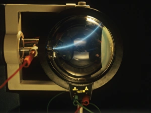 Drucke von Röhre des Kathodenstrahls. Bild 2 von 2. Demonstration, wie ein Strahl Elektronen durch einen magnetischen Feld deflektiert werden kann, wie in Fernseh-Röhren (CRT) angezeigt wird Bilder Datiert 2006 Februar: Röhre des Kathodens strahlungsartigen Tubes