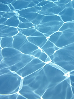Drucke von Reine kohlendioxidische Reflexionen am Boden eines Schwimmbades durch das Sonnenlicht, das durch die wellige Oberfläche des Wassers hindurchgeht Bilder Datiert 2012 Dezember: Korrosive Reflexionen im Schwimmbad