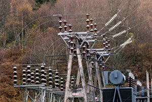 Drucke von Zeramische Isolatoren und Spannungsschalter am Stromunterrichtungswerk. Fotografiert in der Wasserkraftwerk Loch Tummel, Schottland (Perthshire), Vereinigtes Königreich Bilder Datiert 2008 Mai: Zerkleidende Isolatoren