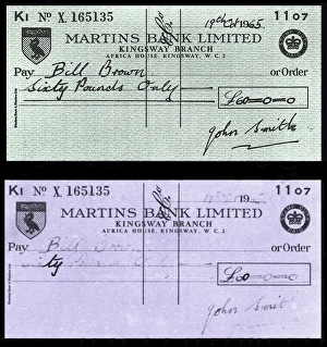 Drucke von Chequebetrug. Bild zeigt die Verwendung von Ultraviolettlicht zur Erkennung des Chequebetrugs. Die oberen und unteren Bilder zeigen das gleiche Check (aus 1965) Bilder Datiert 2005 August: Buchungsbetrug
