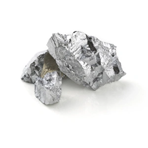Drucke von Chromium. Proben des Übergangsmetalls Chrom (Cr). Chromium hat die Atomnummer 24 und ist ein hartes, metallisches Element, das sehr poliert werden kann Bilder Datiert 2012 Januar: Chromium