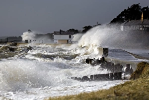 Drucke von Gewässerwellen brechen über eine Küstenmauer bei Hochwasser während einer Sturmflut mit hoher See in Windgeschwindigkeit von Force 8 Bilder Datiert 2010 Juni: Küstensturmwellen