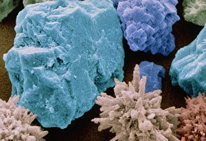 Drucke von Zahnseife abrasivisch. Farbige Rasterelektronenmikroskopaufnahme (SEM) von abrasiven Kristallen in Zahnseife. Die Abraumaterialien sind meist unverbindbare Salze wie Dicalciumphosphat Bilder Datiert 2003 Juli: Farbener SEM-Bild von Kristallen des Zahnpasta-Abrasivs