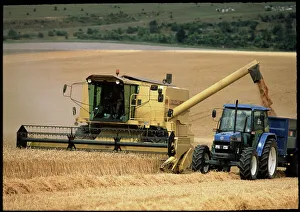Combine Harvester Drucke: Combine harvester off-loading grain