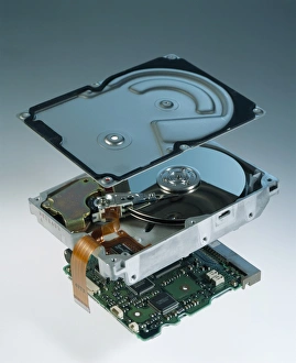 Drucke von Der Aufbau eines Festplatten-Systems. Die Komponenten einer Festplatte zeigen den Aluminiumrahmen (oben), die Platte und das Schreib-/Lesekopf (Mitte) sowie die elektronischen Kontrollgeräte (unten) Bilder Datiert 2003 Juli: Rechnerhärtung montieren