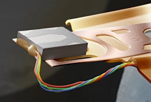 Drucke von Der Computer-Speicherplatte-Read/Write-Zentrum mit farbiger Skansier-Elektronen-Mikroskopie (SEM) des Lesenden und Schreibenden elektromagnetischen Geräts (Zentrum der Speicherplatte) Bilder Datiert 2002 März: Computerspeicherhäufigkeit Lesen/ Schreibenkopf SEM