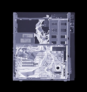 Drucke von Der Computer. Simuliertes Röntgenbild eines vertikalen Verarbeitungseinheiten des Computers. Die Vorderseite der Einheit (rechts) enthält abnehmbare Festplatten für die Speicherung von Daten Bilder Datiert 2004 Januar: Rechner, simuliertes Röntgenbild