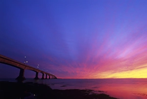 Drucke von Konföderationsbrücke am Sonnenuntergang ist die längste Brücke der Welt über eisbedecktes Wasser Bilder Datiert 2006 Februar: Brücke der Konföderation am Sonnenuntergang