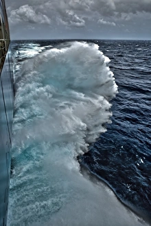 Ocean Liner Drucke: Container ship at sea