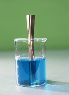 Drucke von Ein Kupferhalbkristall. Wenn ein Stab von Kupfer (Cu) in einer Lösung von kupferhaltigem Salz eingesetzt wird, verliert er Elektronen nach der Reaktion Cu + 2e- = Cu²⁺+ 2e Bilder Datiert 2004 November: Kupferhalbkelle
