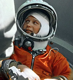 Drucke von Valentina Vladimirovna Tereshkowa vorbereitet sich auf den ersten Besuch einer Frau im Weltraum Weltraumdrucke: Kosmonautin Valentina Tereschkowa aus dem Jahr 1963