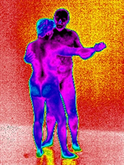 Drucke von MODER FREIGEBEN. Paar tanzt. Thermogramm eines nackten Mannes und einer Frau, die sich gegenseitig tanzend zeigen. Die Farben zeigen Temperaturenveränderungen ab Bilder Datiert 2005 Februar: Paar tanzen, Thermographie