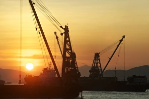 Container Shipping Drucke: Crane barges at dusk