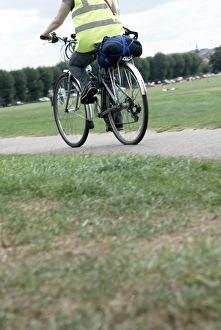 Environmentally Friendly Transport Drucke: Cyclist on a cycle path