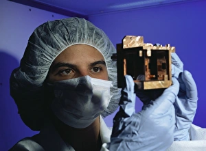 Drucke von Ein Detektor für Dunkelmaterie. Die Technikerin Cristina Cozzini von der Laboratoriumsabteilung des Gran Sassos hält ein Rubin Kristall in Kupfer eingeschlossen Bilder Datiert 2003 Juni: Dunkelmateriedetektor