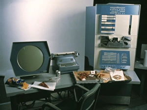 Drucke von Der DEC PDP-1 Computer wird im Computer History Museum (USA) ausgestellt und zeigt Take-Away-Food und Getränke Bilder Datiert 2002 Juli: PDP-1 Computer von DEC