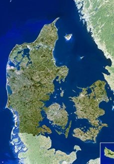 Drucke von Dänemark. Farbkoordinierte Satellitenbild von Dänemark (dunklere Farben). Nord ist oben. Wasser ist blau, Vegetation ist grün und Boden ohne Pflanzenzusatz weiß Bilder Datiert 2003 August: Denmark