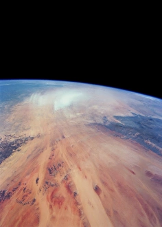Drucke von Der Sahara-Desert im Tschad aus dem Weltraum gesehen. Ein Sandsturm wird über der Djourabregion (weiß) oben links sichtbar Bilder Datiert 2001 Oktober: Wüste im Tschad aus der Raumfahrt
