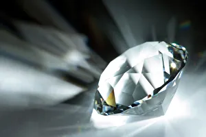 Drucke von Ein geschliffener Diamant. Diamant ist eine natürlich auftretende Form von Kohlenstoff, die unter großem Druck kristallisiert hat Bilder Datiert 2007 Mai: Diamond