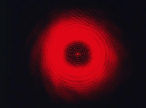 Drucke von Ein Diffractionsmuster, das durch die Einstrahlung monochromatischer Lichtwellen an einem runden Objekt entsteht. Die Lichtwellen biegen und verbreiten sich um das Objekt herum und treffen zusammen Bilder Datiert 2005 Juni: Diffraction