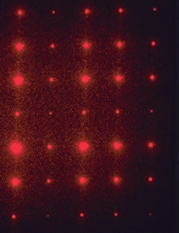 Drucke von Die Diffractionschleifenmuster aus gelbem Laserlicht (rot). Das Licht des Lasers hat durch eine Reihe von kreuzgeknüpften Schleifengittern geführt Bilder Datiert 2005 Januar: Diffraktionsgratengestalt