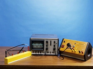 Drucke von Direkte und wechselnder Strom. Ein Oszilloskop zeigt die Spannungsdifferenz von einem Wechselstromquell (AC) und einem Direkstromquell (DC) Bilder Datiert 2005 August: Direkter und wechselnder Strom