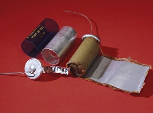 Drucke von Entleertes Kondensator. Dies ist ein Gerät zur Speicherung und Freigabe von elektrischer Ladung. Die Ladung wird im umgeschlagenen Zylinder aus Material gesehen (braun) gespeichert Bilder Datiert 2005 Januar: Zerstörter Kondensator