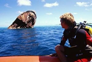 Shipwreck Diving Drucke: Diver and shipwreck