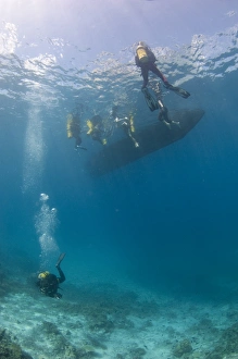 Scuba Diving Maldives Drucke: Divers starting a dive