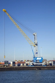 Drucke von Anleger-Kran. Diese Kräne sind für den Transport von Containern zwischen Lastwagen und Schiffen konzipiert. Das Containersystem ist eine effiziente Methode zum Vertransport vielfältiger Frachtmenge Bilder Datiert 2008 Juli: Kran am Hafenufer
