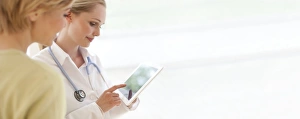 Digital Healthcare Solutions Drucke: Doctor using a tablet computer F008 / 3040