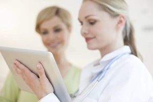Digital Healthcare Solutions Drucke: Doctor using a tablet computer F008 / 3042