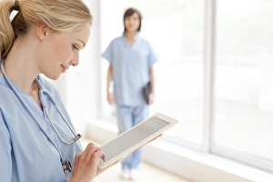 Digital Healthcare Solutions Drucke: Doctor using a tablet computer F008 / 3045