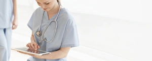Digital Healthcare Solutions Drucke: Doctor using a tablet computer F008 / 3050