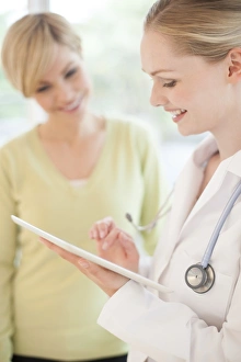 Digital Healthcare Solutions Drucke: Doctor using a tablet computer F008 / 3053