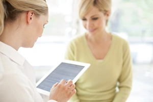 Digital Healthcare Solutions Drucke: Doctor using a tablet computer F008 / 3056