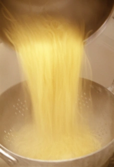 Kitchen Equipment Drucke: Draining spaghetti
