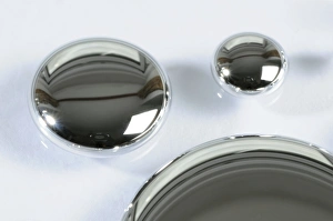 Drucke von Säfte von flüssigem Quecksilver auf harten Oberflächen. Quecksilver hat eine sehr niedrige Schmelztemperatur und ist das einzige Metall, das bei Standardraumtemperatur und Druck flüssig ist Bilder Datiert 2010 November: Tropfen von flüssigem Quecksilber