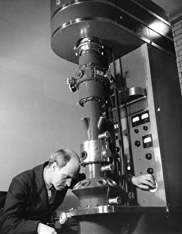 Drucke von Ein frühes Elektronenmikroskop wird von einem Forscher betrieben Bilder Datiert 2008 September: Frühes Elektronenmikroskop