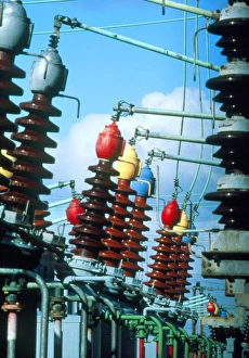 Bilder, datiert 1999: Elektrische Isolatoren und Kabel an einer Kraftwerksstation