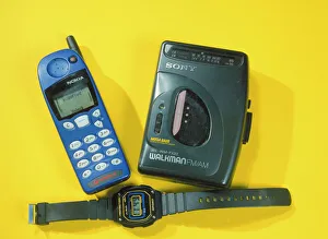 Drucke von Elektrische Gegenstände im Uhrzeigersinn von links aus eine Nokia-Mobiltelefonie ein Sony Walkmann/Fernseher und ein digitales Uhrenstück Bilder Datiert 2006 August: Elektrische Artikel