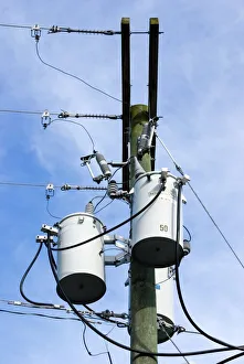 Drucke von Elektrizitätspfahl.Detaillierte Aufnahme eines elektrischen Stromübertragungsturms mit Turbinen auf dem Pfad montiert.Gefotografiert in Kocoa, Florida (USA) Bilder Datiert 2009 September: Elektrizitätspfostern mit Transformatoren