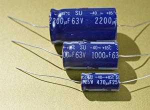 Drucke von Drei Elektrolyt-Kapazitätskondensatoren mit Kapazitätswerten von 2200 Mikrofardaten, 1000 Mikrofardaten und 470 Mikrofarden Bilder Datiert 2005 Juni: Drei Elektrolytkapazitäten