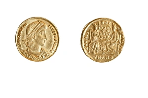 Drucke von Goldener römischer Münze. Kaiser Konstantin II (Konstantinus). 337-361 n.Chr., Gold, ca. 4,5 g links: Bildnis des Konstantin rechts sitzend mit Schild in Händen Roma und Konstantinopel Bilder Datiert 2012 Oktober: Kaiser Konstantin II