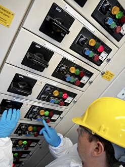 Technician At Work Drucke: Engineer servicing air conditioning