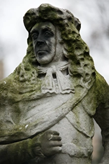 Bilder Datiert 13. April 2004: Abgelieferte Statue